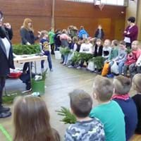 Wir binden unseren Adventskranz für die Schule (6).JPG